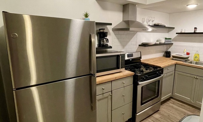 Livingston Park Appartement | Private downtown Columbus 1 bed / 1 bath mins from hospitals, sports & airport