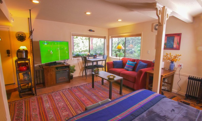 Edmonds Maison | Private Edmonds Studio Apartment