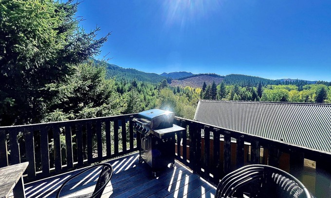 Hanmer Springs Maison | Vues privées fabuleuses, y compris la réserve forestière.