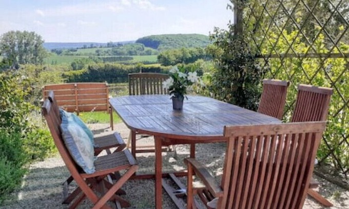 Saint-Pierre-sur-Orthe Maison | Private farmhouse for six in the countryside