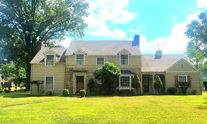 Youngstown Appartement | Private Fenced Yard King Bed Grill Fireplace