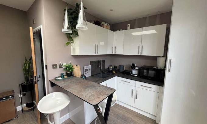 Luton Appartement | Private Garden Studio - L&D Hospital -FREE Wi-fi & Parking- 15min to the Airport