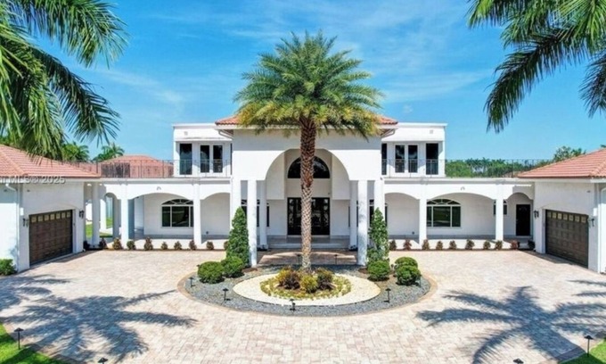 Southwest Ranches Maison | Private, gated 8-bedroom oasis with 6 car garage in prestigous Southwest Ranches