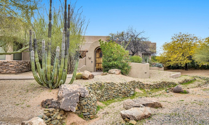 Cave Creek Maison | Private getaway,sleeps 21,pool, 2 jacuzzis, Teppanyaki grill,BBQ,covered patio+
