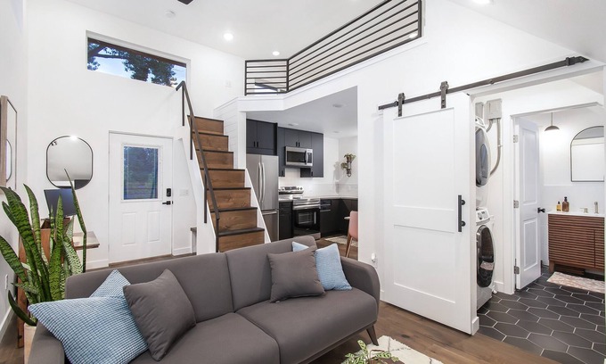 Cole Appartement | Private guest house, king bed, work-from-home friendly, fully equipped kitchen