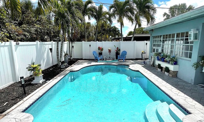 South Corals Maison | Guest suite with private entrance and pool 5-10 min to beaches and Wilton Drive