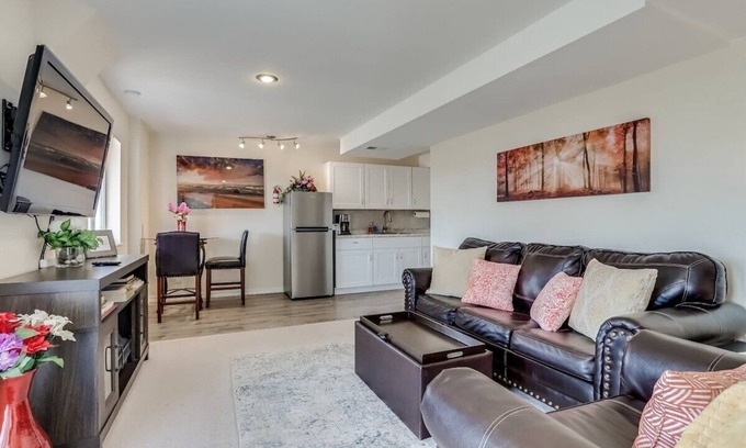 Centennial Maison | Rocky Mountain Suite avec une vue imprenable sur le patio.