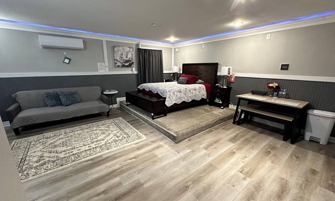 Spring Maison | Private guesthouse w/wash & dryer! Fully equipped! Min from IAH.Hablo español.