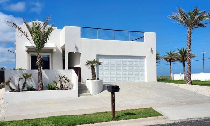 Port Aransas Maison | Private Heated Pool, Pet Friendly, Shared Pool, Boardwalk to the Beach