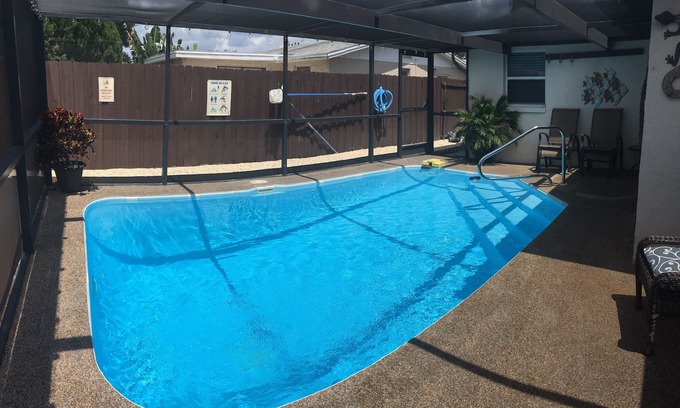 Embassy Hills Maison | Piscine chauffée privée Accueil / À quelques minutes du golfe / 2BR / 2Bath / Sleeps 9