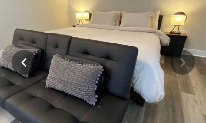 Country Club Hills Maison | Private Home Awaits