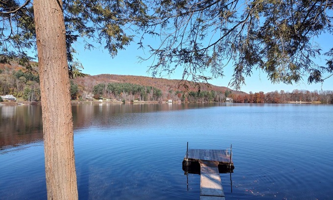 Canaan Maison | Private home on a Beautiful lake. Large deck for entertaining