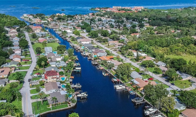 Baywood Village Maison | Cozy 2/2 Gulf Coast, Canal House avec un quai, bateau ponton et accès au golfe