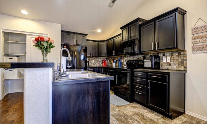 Tri-Cities Maison | Private Home & Yard, 2 Car Garage 3/2 #1857