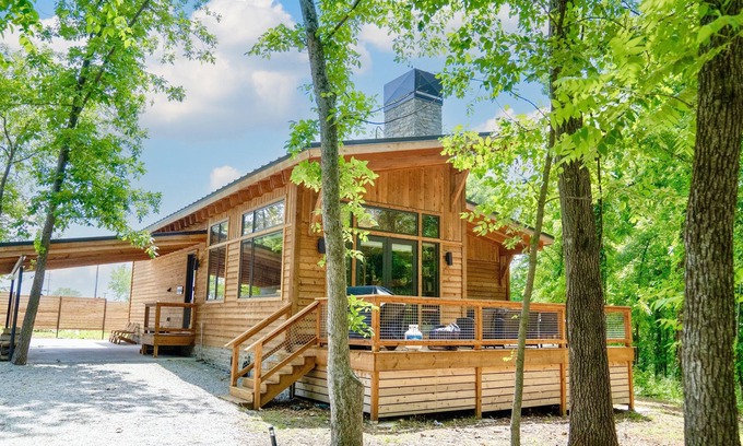 Afton Chalet De Ski | Private Hot tub, 1mi to Shangri La, next to Battlefield Par 3, & Walk to Lake