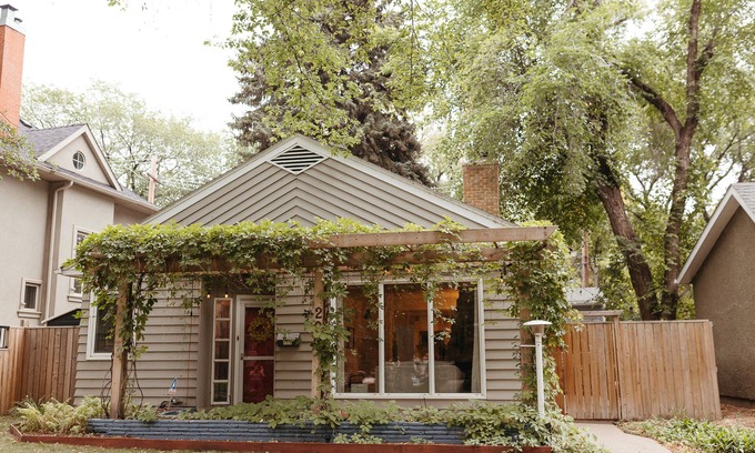 Saskatoon Downtown Maison | Private Hot Tub 3Bd, 5 min Walk to Broadway & Downtown