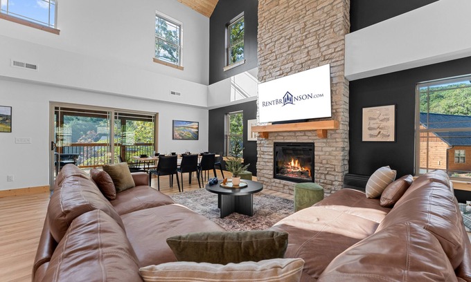 Hollister Maison | Private Hot Tub-Cmty Indoor & Outdoor Pools-Free Attraction Tickets-Close to Table Rock