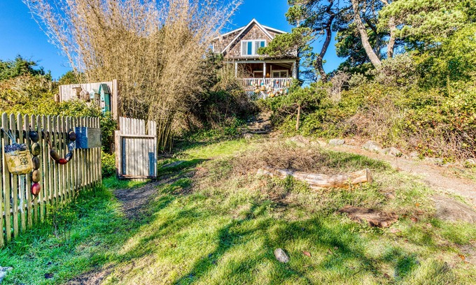 Heceta Beach Maison | Profitez d'un bain à remous privé et un accès facile à la plage! Les chiens sont les bienvenus!