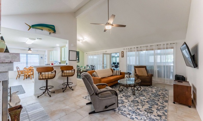 South Arlington Maison | Private Hot Tub, Stone Floors, Tall Fenced Yard, Fire Pit, & BBQ Grill