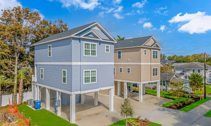 Downtown Myrtle Beach Maison | PRIVATE HOT TUB, steps from the beach, boardwalk and many other attractions.