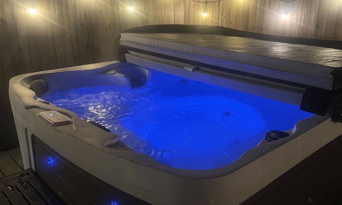 Harvey Park South Maison | PRIVATE HOT TUB! Stunning updated downstairs home- Amazing Location
