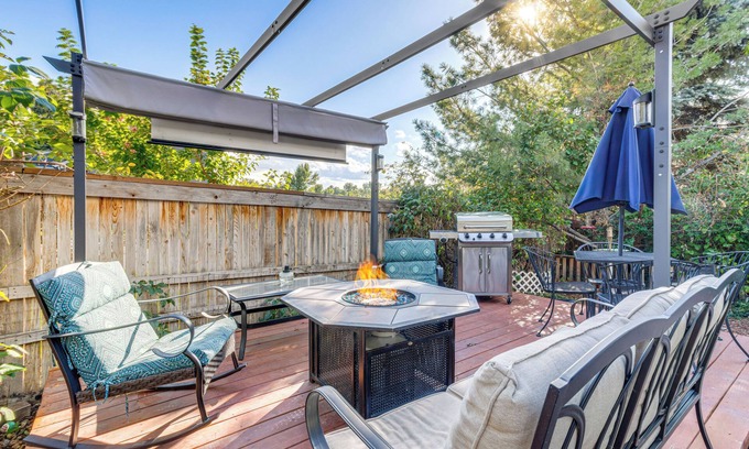 Prides Crossing Maison | Private Hot Tub w/ Projector: Modern Aurora Home