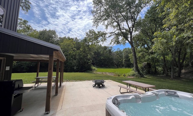 Orange Prairie Maison | Private House with Full Court Gym
