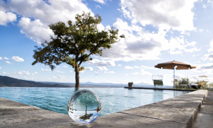 Castiglion Fiorentino Villa | Magnifique piscine à débordement privée entourée d'une vue à couper le souffle.