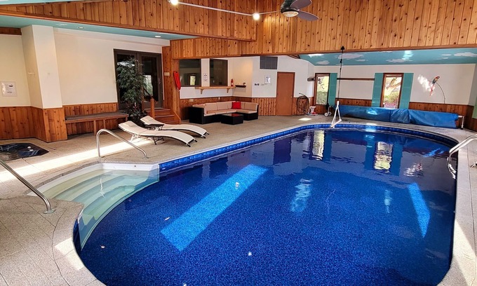 Earlville Maison | Private INDOOR HEATED POOL + Hot Tub + Game Room - Family Friendly
