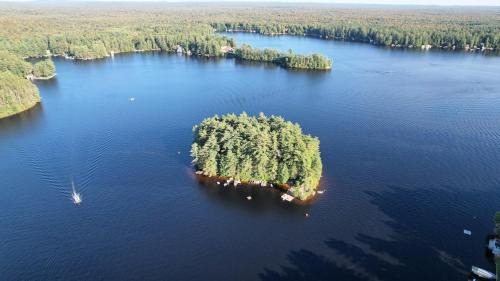 Brantingham Maison | Private Island, 5 Homes, 2 HotTub, Boat -Sleeps 17