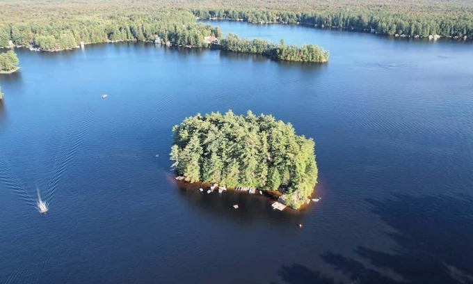 Brantingham Maison | Private Island, 5 Homes, 2 HotTub, Boat -Sleeps 17