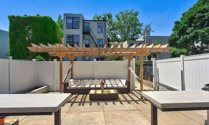 The Heights Appartement | Private Jersey City Retreat w/ Backyard Bonfire & Grill · 20mins to NYC