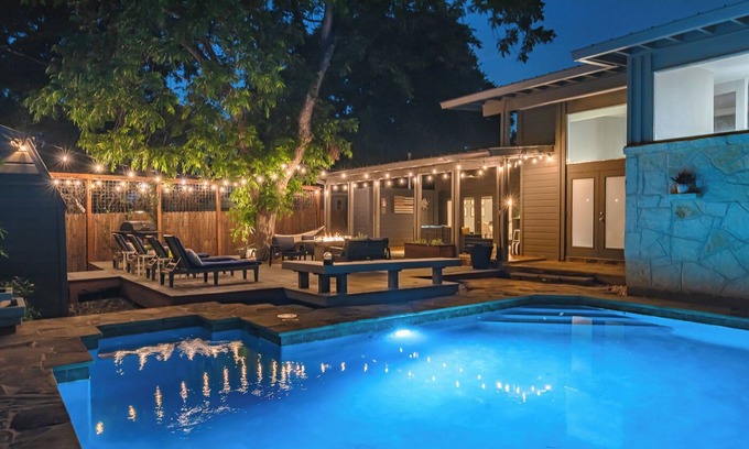 Shearer Hills - Ridgeview Maison | Private Jetted POOL, Firepit & BBQ in a Stunning House By Airport