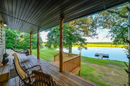 Clay Maison | Private Lake and Dock Log Cabin, 2 Mi to Clay!