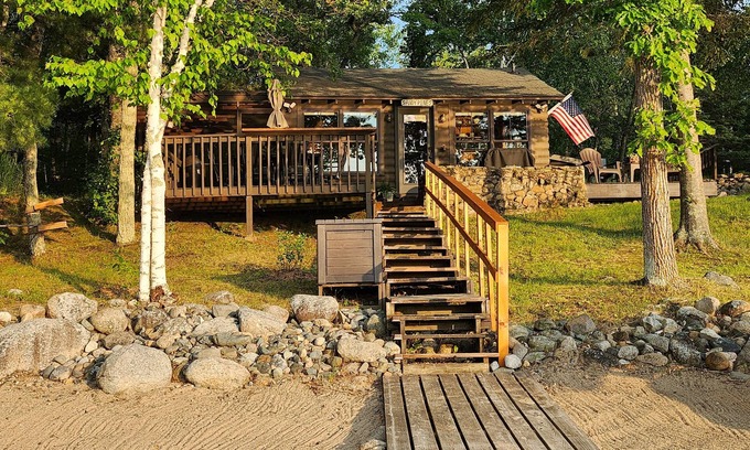 Nevis Cabine | New property listing! Private lake cabin. WiFi, Beach, Pontoon Rental
