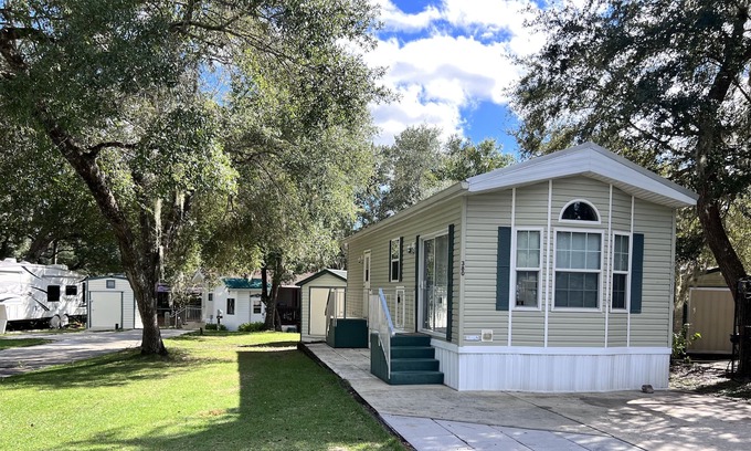 Fort McCoy Maison | Private lake community with boat ramp, beach and close proximity to Ocala hiking