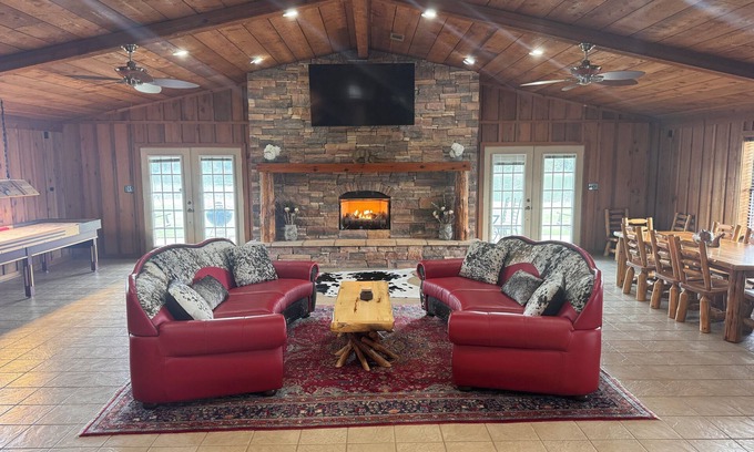 Panola County Cabine | Private Lake Lodge on 104 acres with bar, pool table, shuffle board and more!