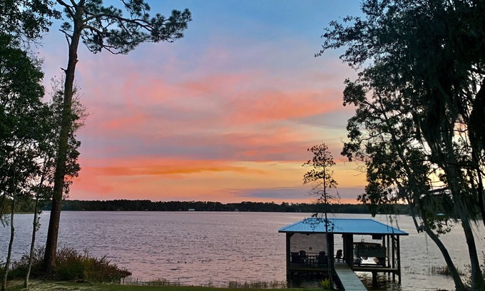 Hawthorne Maison | Hawthorne Lakefront Cottage sur privé, Spring Fed Lake, Animaux acceptés