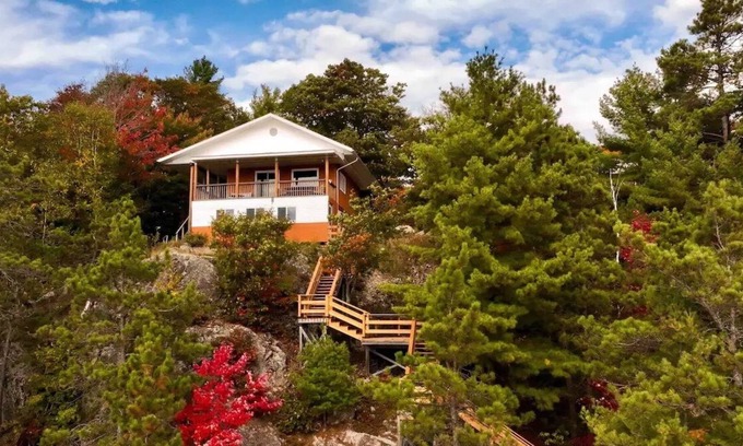 Sables-Spanish Rivers Cabine | Private Lakefront Retreat on 4 Acres - Pet & Family Friendly