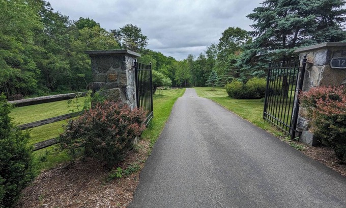 Berkeley Springs Cabine | Private, light filled retreat space... with your own pickleball court!