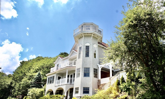Kittery Point Maison | Private Lighthouse at Waterfront Chauncey Creek