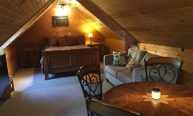 Metamora Lit Et Petit-Déjeuner | Private loft suite in a historic tourist village
