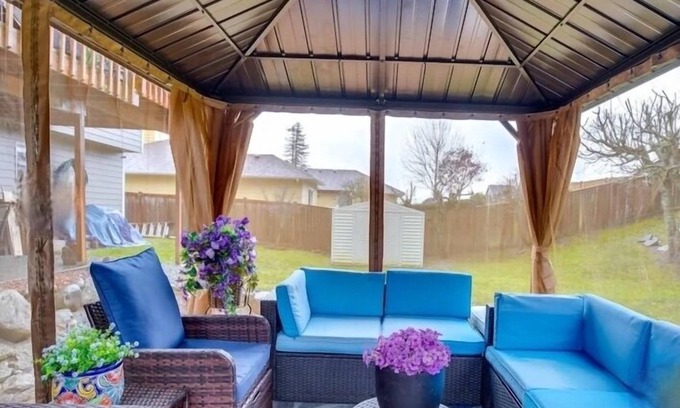 Graham Maison | Private Lower Level 1 Bed. HotTub,Sauna,Gym