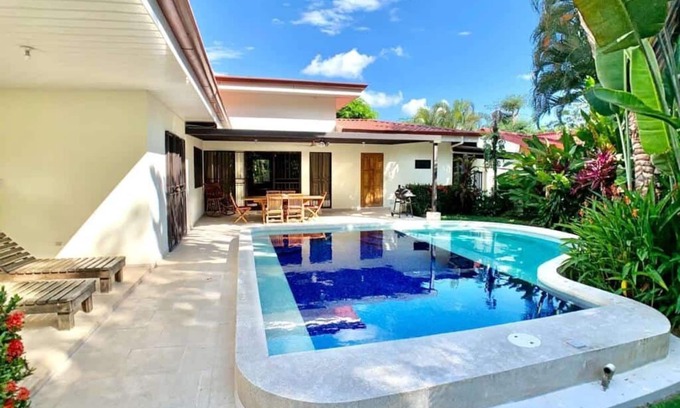 Barrio Ricos y Famosos Maison | Private Lush Gem in heart of Jaco with Large Pool!