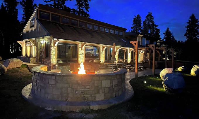 Divide Maison | Colorado Luxury Retreat-Mountain View & Hot Tub