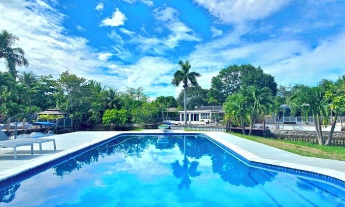 Downtown Fort Lauderdale Maison | Private Luxury SE Fort Lauderdale Peninsula with Large, Heated Pool and Dock