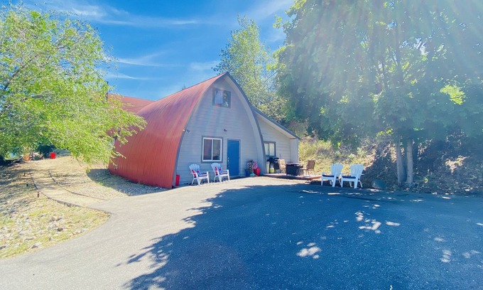 BX Maison | Private Middleton Mountain Chalet Bungalow. Pet Friendly W/amazing Views