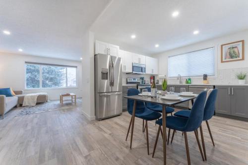 Southeast Calgary Maison | Private neat and cozy room with shared living room and kitchen