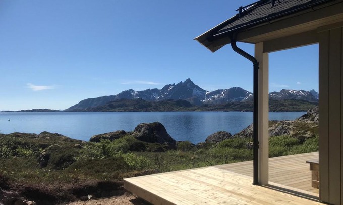 Sennesvik Maison | PRIVATE NEWLY BUILT WATERFRONT CABIN IN LOFOTEN