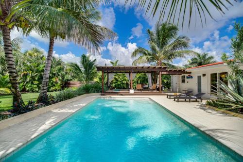 Melbourne Beach Maison | Private Oasis with Pool Walk to Melbourne Beach!